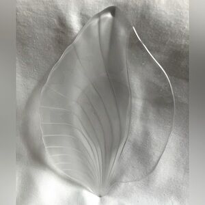 Elegant Frosted Glass Leaf Decor